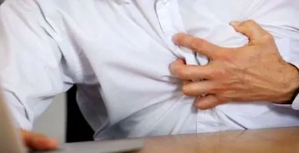 може