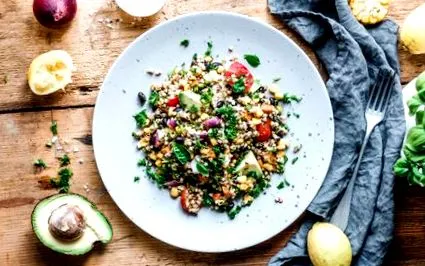 salată avocado