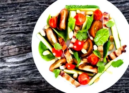 nuci salată