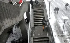 април