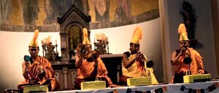 găzduiește călugări tibetani