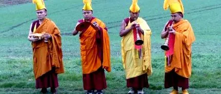 găzduiește călugări tibetani