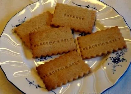 április