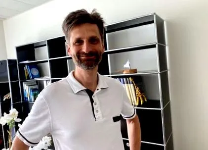 este