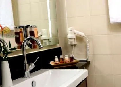 zuhanyzóval WC-vel