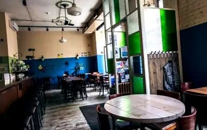 călătorește