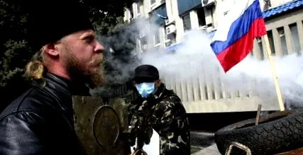 който
