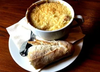necesită
