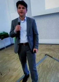 fejlődik
