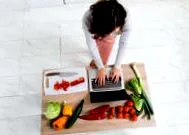 според