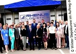 відкриває