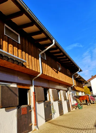 nyitott istálló