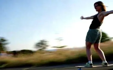 longboard utcán