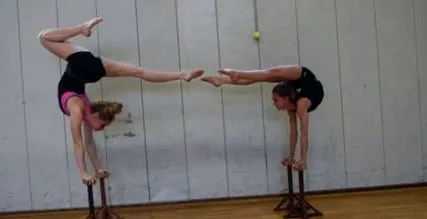 urmăriți acrobațiile