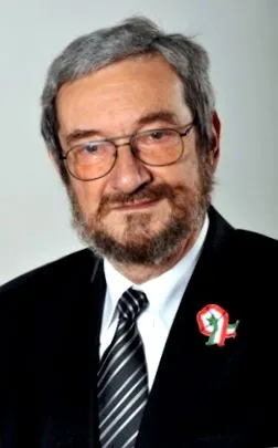 страни малко