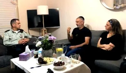 vizitează