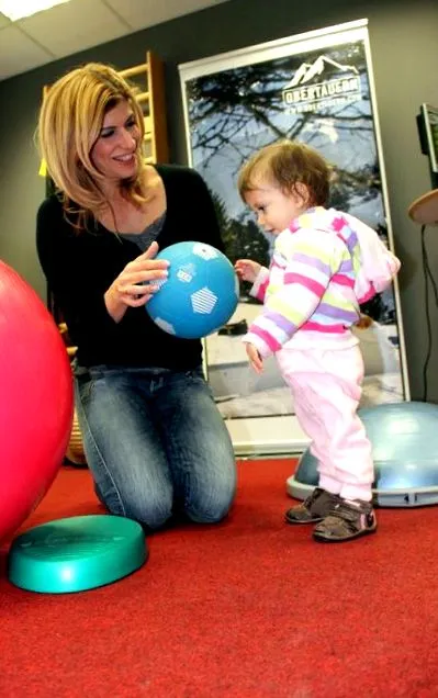 момиченце води
