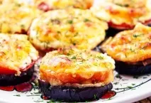 Баклажани, запечені з помідорами та грибами грибами
