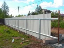 Етапи зведення паркану з профнастилу, Будівельні матеріали етапи
