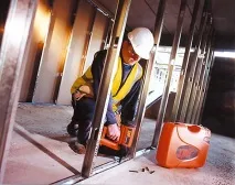 Газовий монтажний гвоздезабивний пістолет як варіант нейлера газовий