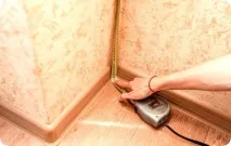 Як правильно клеїти вінілові шпалери на флізеліновій основі клеїти