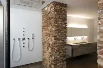 Цегляна стіна у ванній енергетика брутальності Ванна плюс ванній