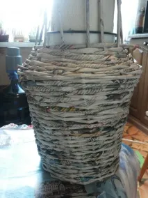 Кошики та вази з газетної лози вази