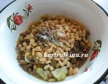 Пиріг з начинкою з курячого фаршу та білої квасолі. фаршу