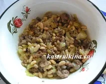 Пиріг з начинкою з курячого фаршу та білої квасолі. пиріг