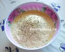 Пиріг з начинкою з курячого фаршу та білої квасолі. білої