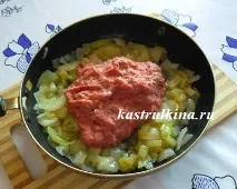 Пиріг з начинкою з курячого фаршу та білої квасолі. курячого