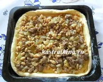 Пиріг з начинкою з курячого фаршу та білої квасолі. курячого
