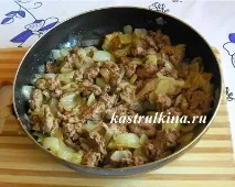 Пиріг з начинкою з курячого фаршу та білої квасолі. курячого