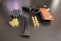 дали пистолет Makarov