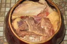 Рецепт Качка запечена з картоплею в покроковому горщику з фотографіями. картоплею