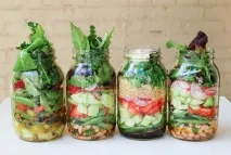 20 крутих ідей, як використовувати скляні пляшки крім консервації крутих