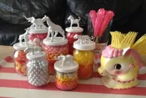 20 крутих ідей, як використовувати скляні пляшки крім консервації використовувати