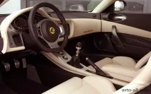 Англійські автомобілі збираються руками англійських механіків. збираються