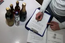 може