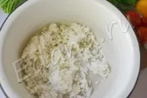 Бюджетний салат із сьомги, рису та помідорів. салат