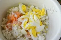 Бюджетний салат із сьомги, рису та помідорів. салат