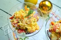 Бюджетний салат із сьомги, рису та помідорів. сьомги