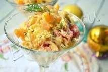 Бюджетний салат із сьомги, рису та помідорів. салат