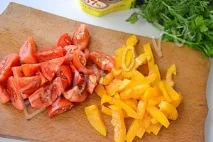 Бюджетний салат із сьомги, рису та помідорів. салат