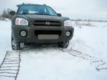 Ланцюги на колеса для легкового автомобіля гумові або металеві. гумові