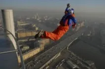 също така действа върху