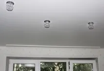 инсталирате завеса опънат