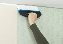Як клеїти шпалери на флізеліновій основі своїми руками як стельові вінілові, як правильно, своїми