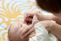 Як вилікувати нежить у немовляти Медикаментозне та народне лікування, техніка промивання носа немовляти