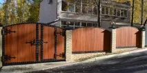 Красиві паркани з дерева фото паркани